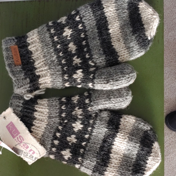Ku San Accessories - NEW Ku San mittens 100% wool on the outside 100% polyester in the inside